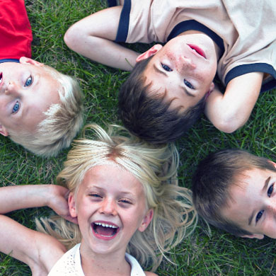Urbandale Lawn Solutions 515-771-7674 picture of kids on lawn